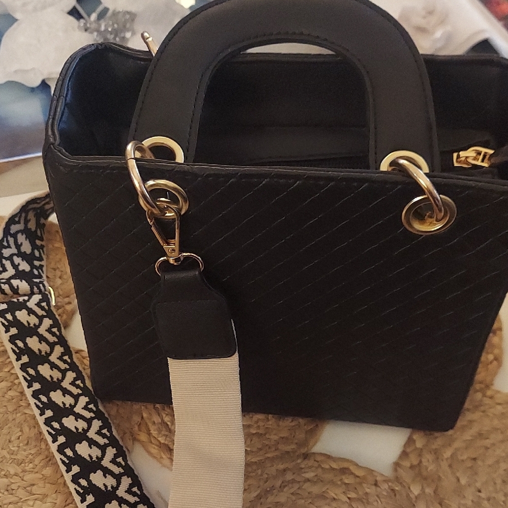 DIOR Authentic GWP Bagcharm With Elegant Black Quilted Handbag - Picture 5 of 5